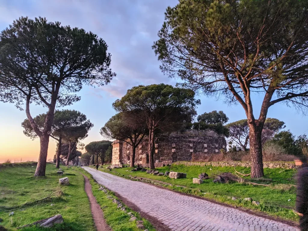 Via Appia mit Steinresten und Pinien